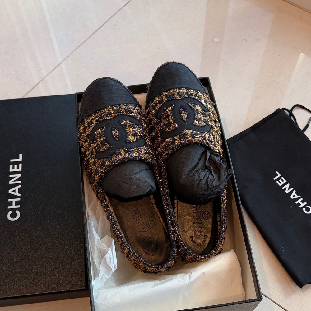 CHANEL Women espadrilles in Black and Gold tweed with sequins